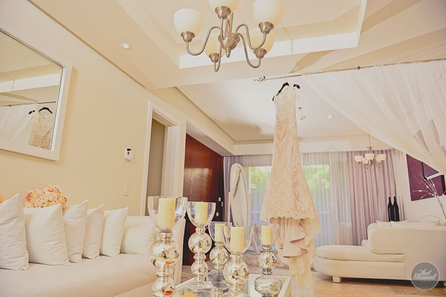  Wedding dress looks artistic in this room 