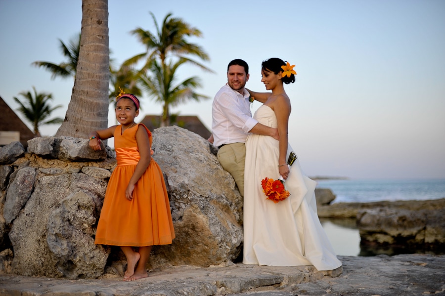  moment with the flower girl and couple 