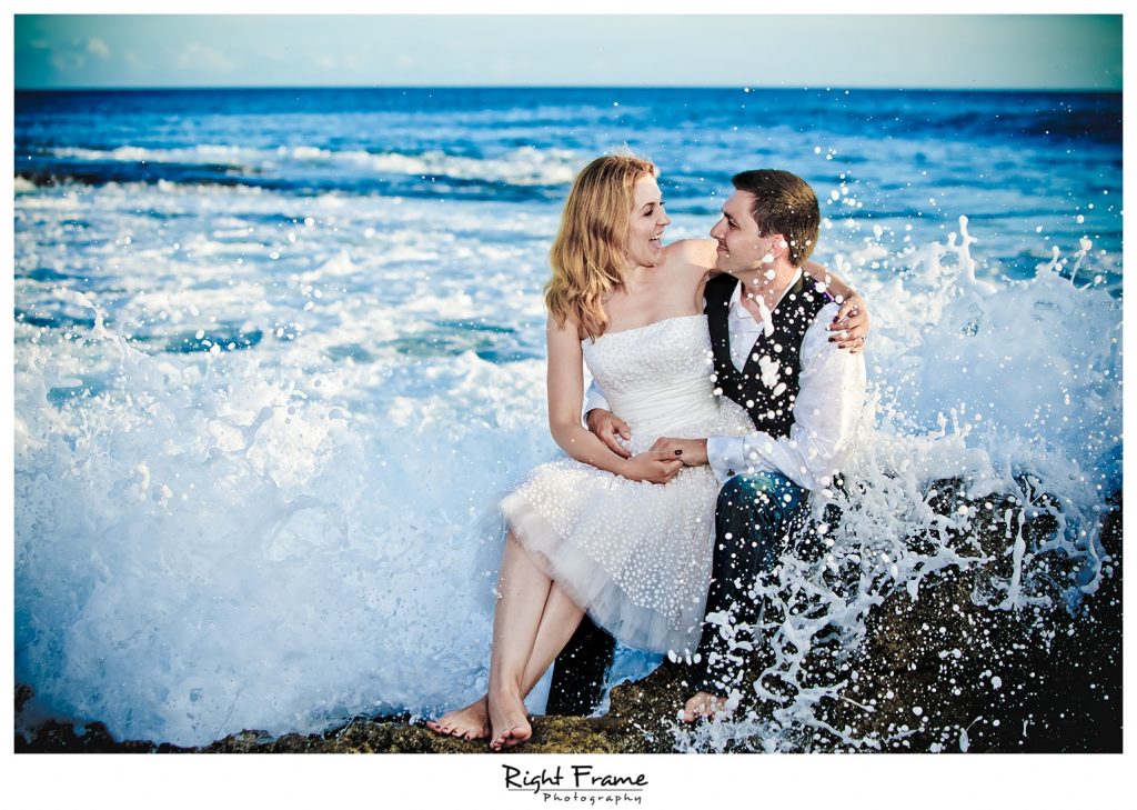  wedding couple in the ocean of Hawaii