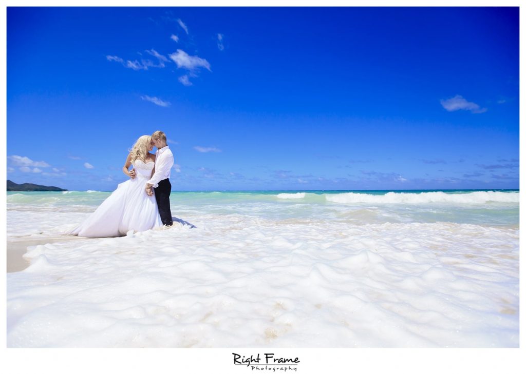  couple on the beach in Hawaii 