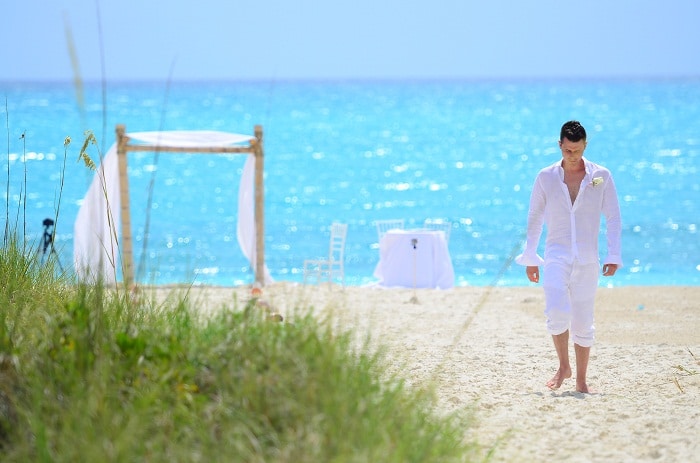 moment with the groom before the wedding 