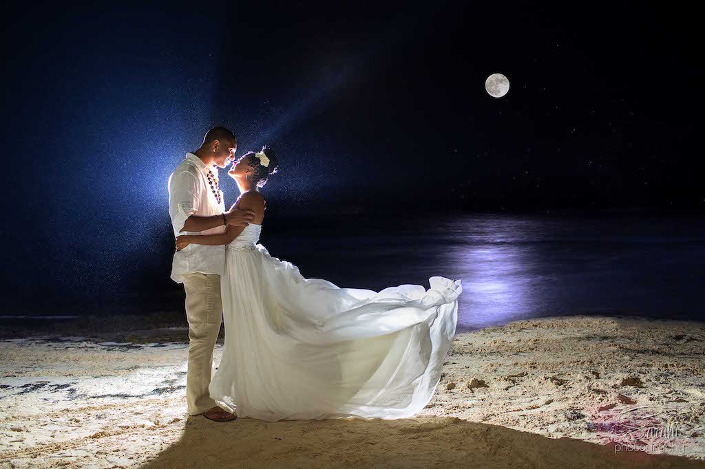 11 Azul Sensatori couple on the beach 