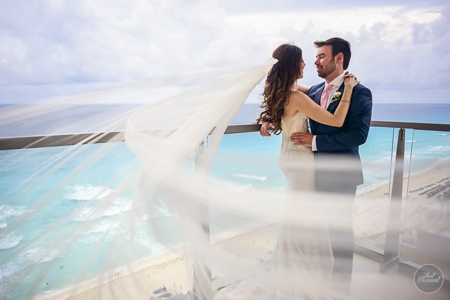 wedding couple in a pose in Mexico