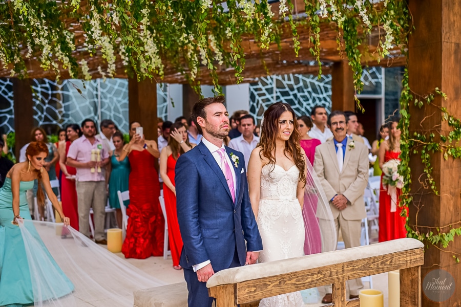  Couple at wedding ceremony in Cancun 