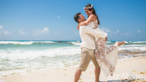 Cancun-destination-wedding-couple