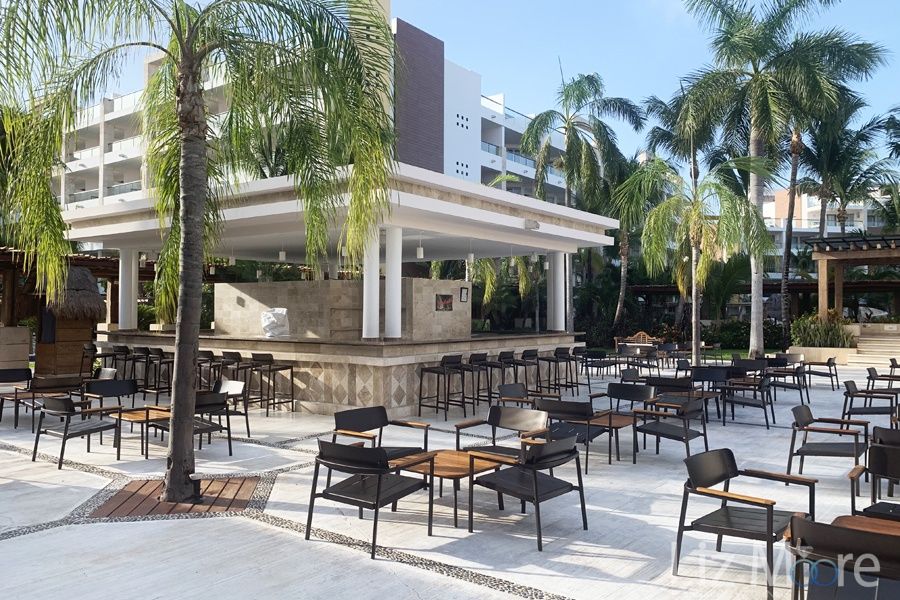 Large outdoor bar area and seating for lunch
