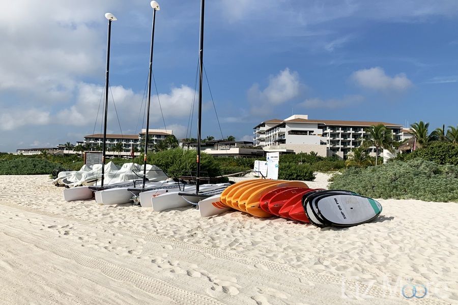 Main beach area with white sand and kayaks and Floater boats for activities